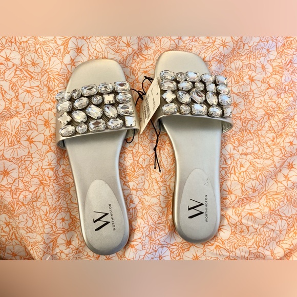 Feel glamorous with this flat side shoes great for vacation, spring or summer. ✨ - Picture 1 of 8